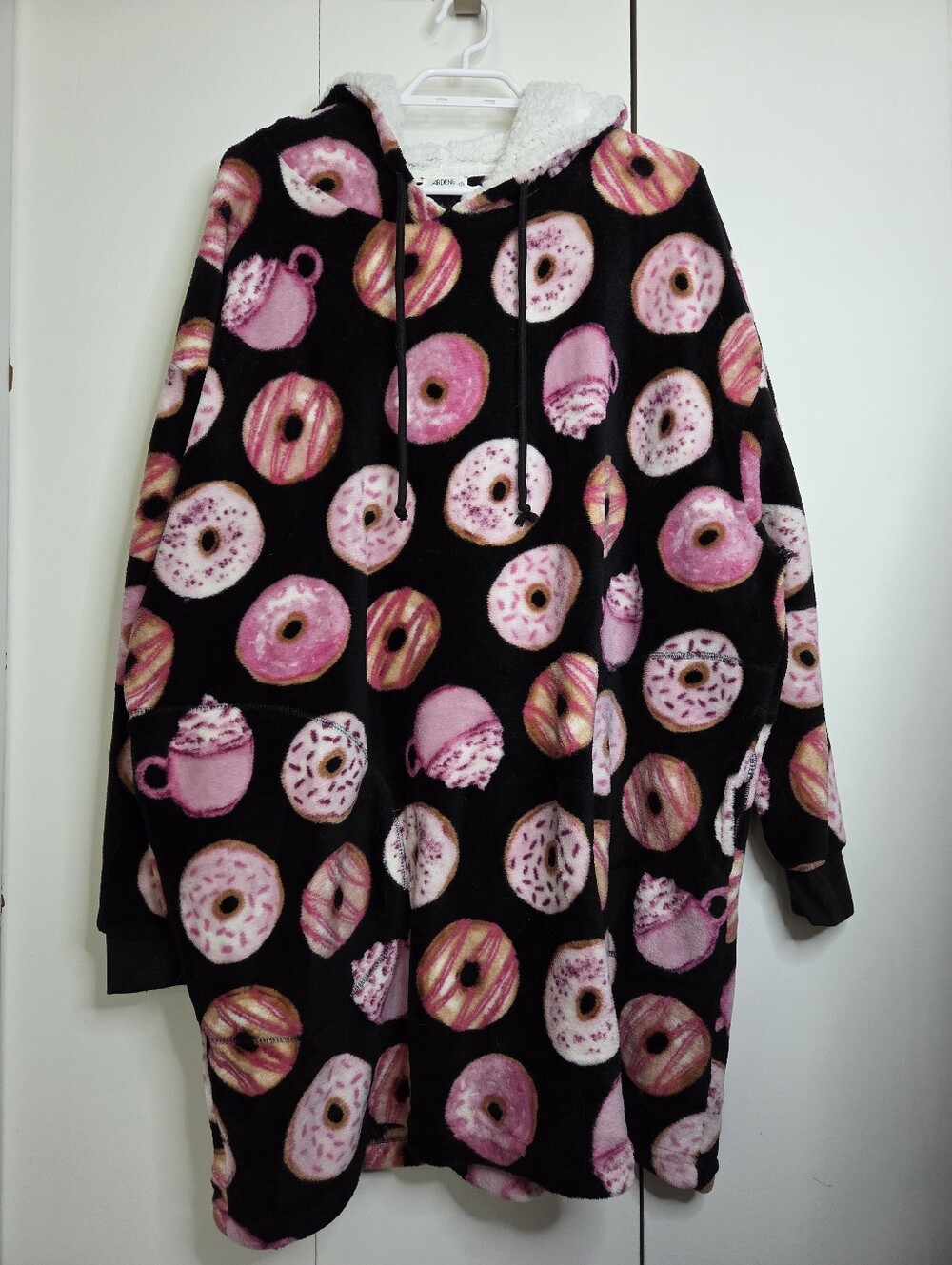 Ardene Women's L/XL Fuzzy Sherpa Black and Pink Donut Pattern Oversized Hoodie